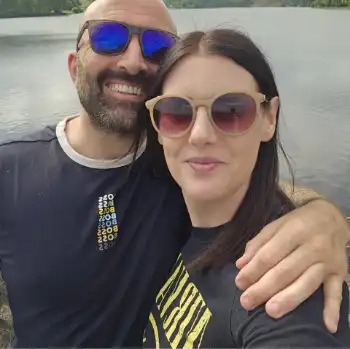 Ein Pärchen umarmt sich, rechts im Bild ist Sarah Krämer